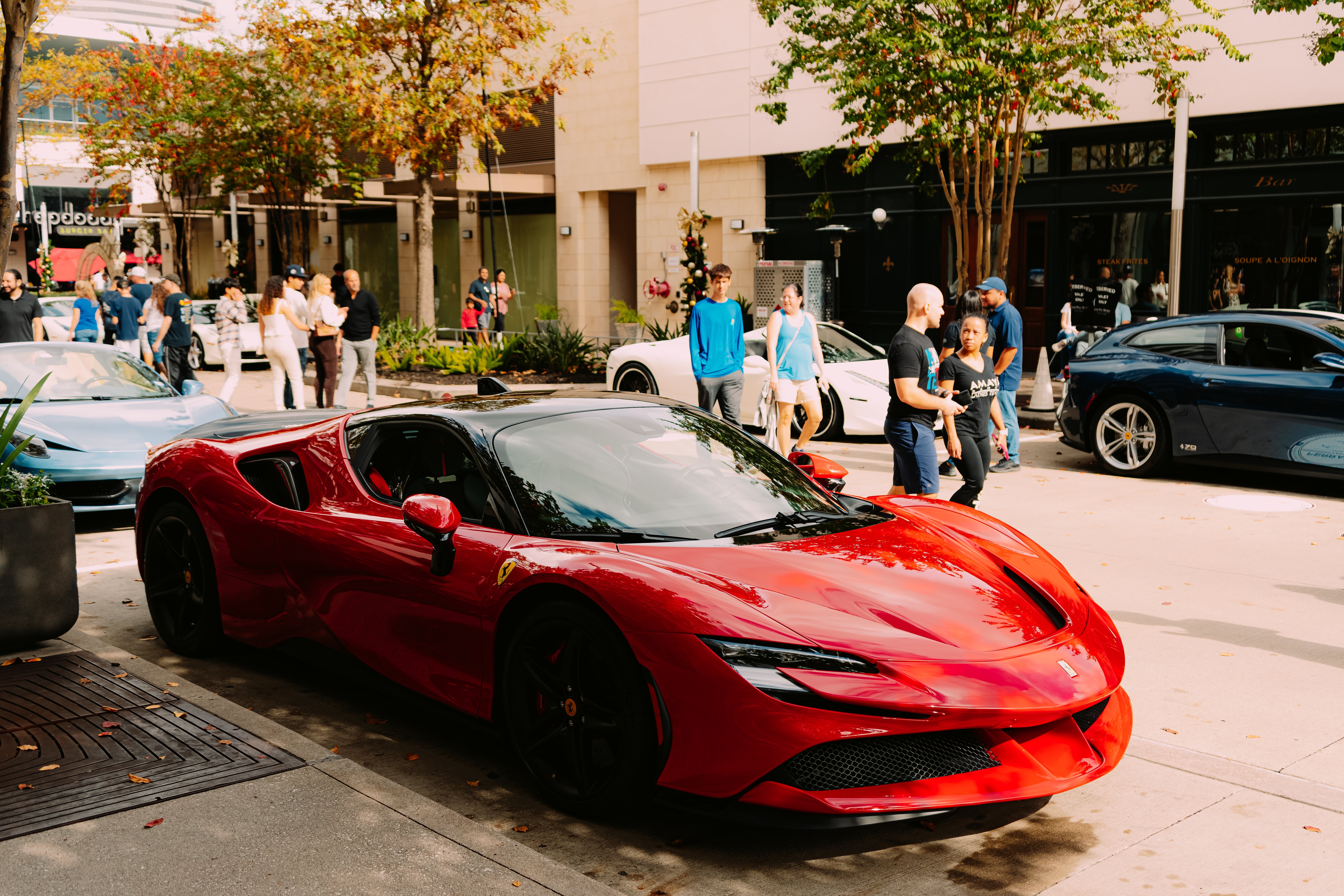 Foto de um exemplar da Ferrari nas ruas