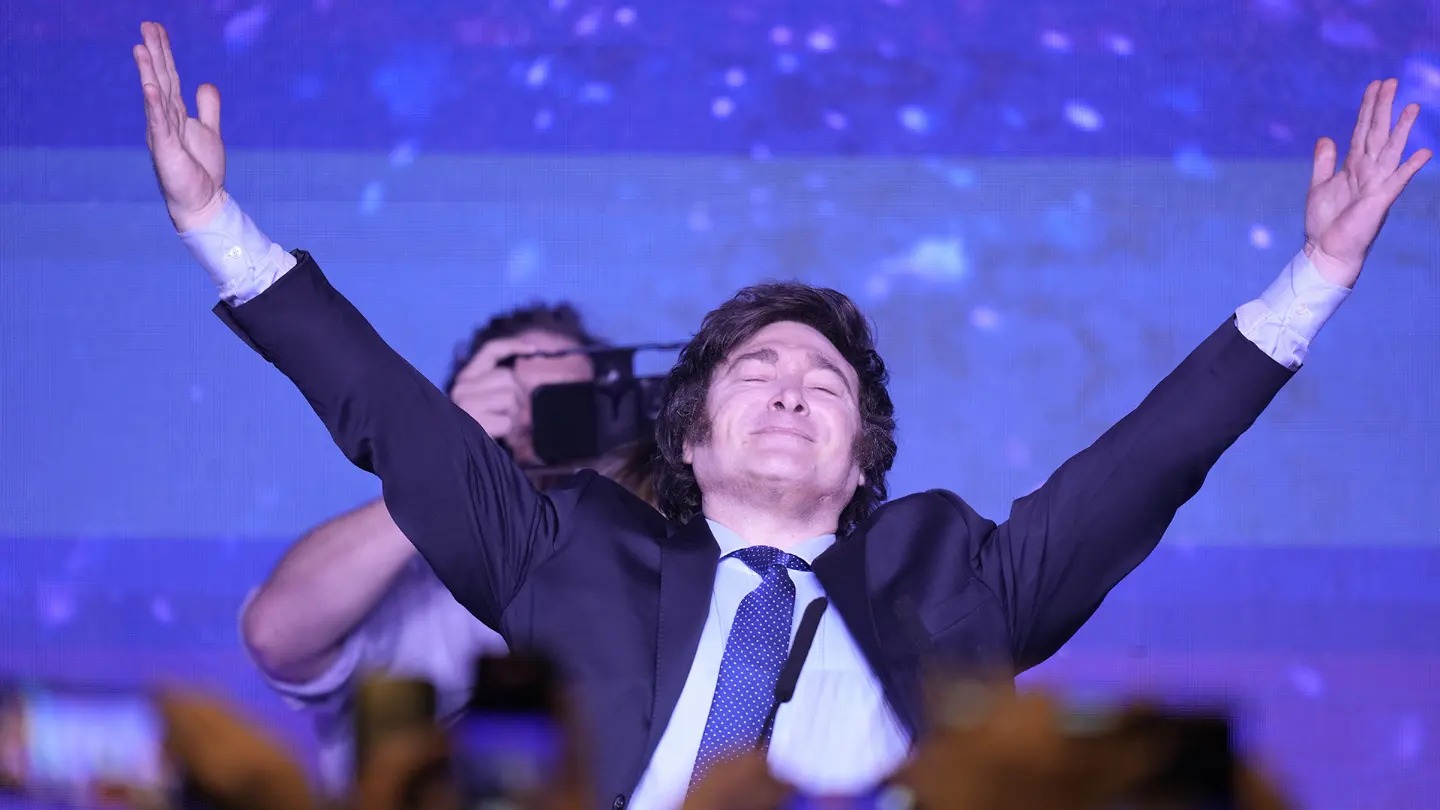 Javier Milei, candidato que terminou as eleições primárias da Argentina na liderança. | Imagem: redes sociais.