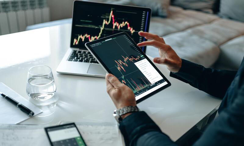 Investidor analisando gráfico de invetimento.