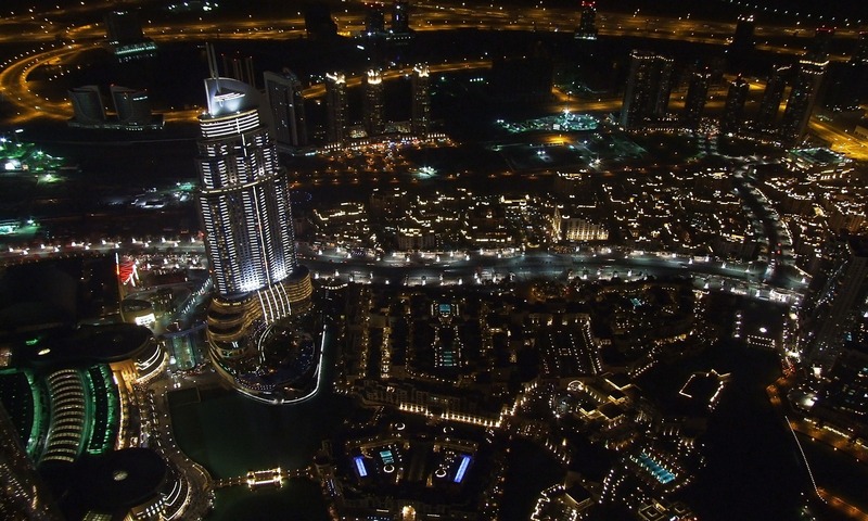 Dubai, noite.