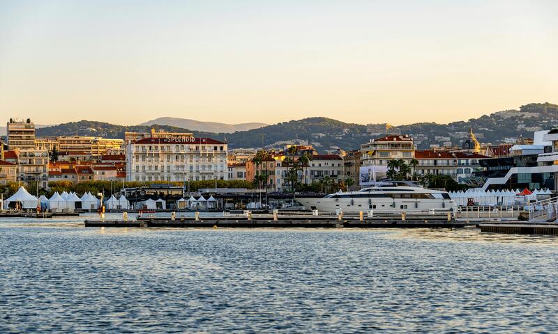 Orla de Cannes, França